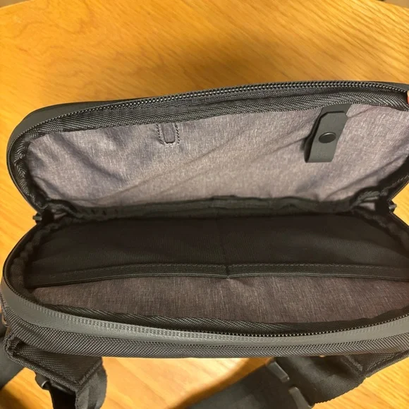 Nomatic Navigator Sling 1L Black NWT Minimal Travel Crossbody Bag Tech - Picture 4 of 8